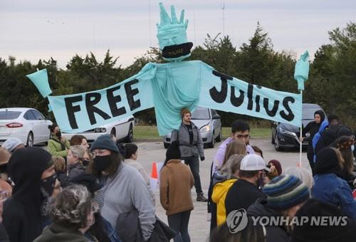 지난 1일(현지시간) 미국 오클라호마주 오클라호마시티에서 열린 사면·가석방 위원회 공청회장 인근에서 사형수 줄리어스 존스 지지자들이 집회를 열고 있다. [AP=연합뉴스)